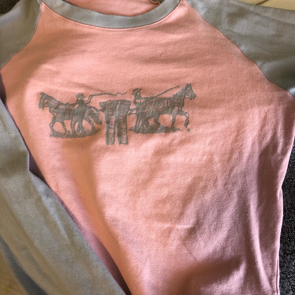 LEVI’S Tee Sale pink and grey sleeve